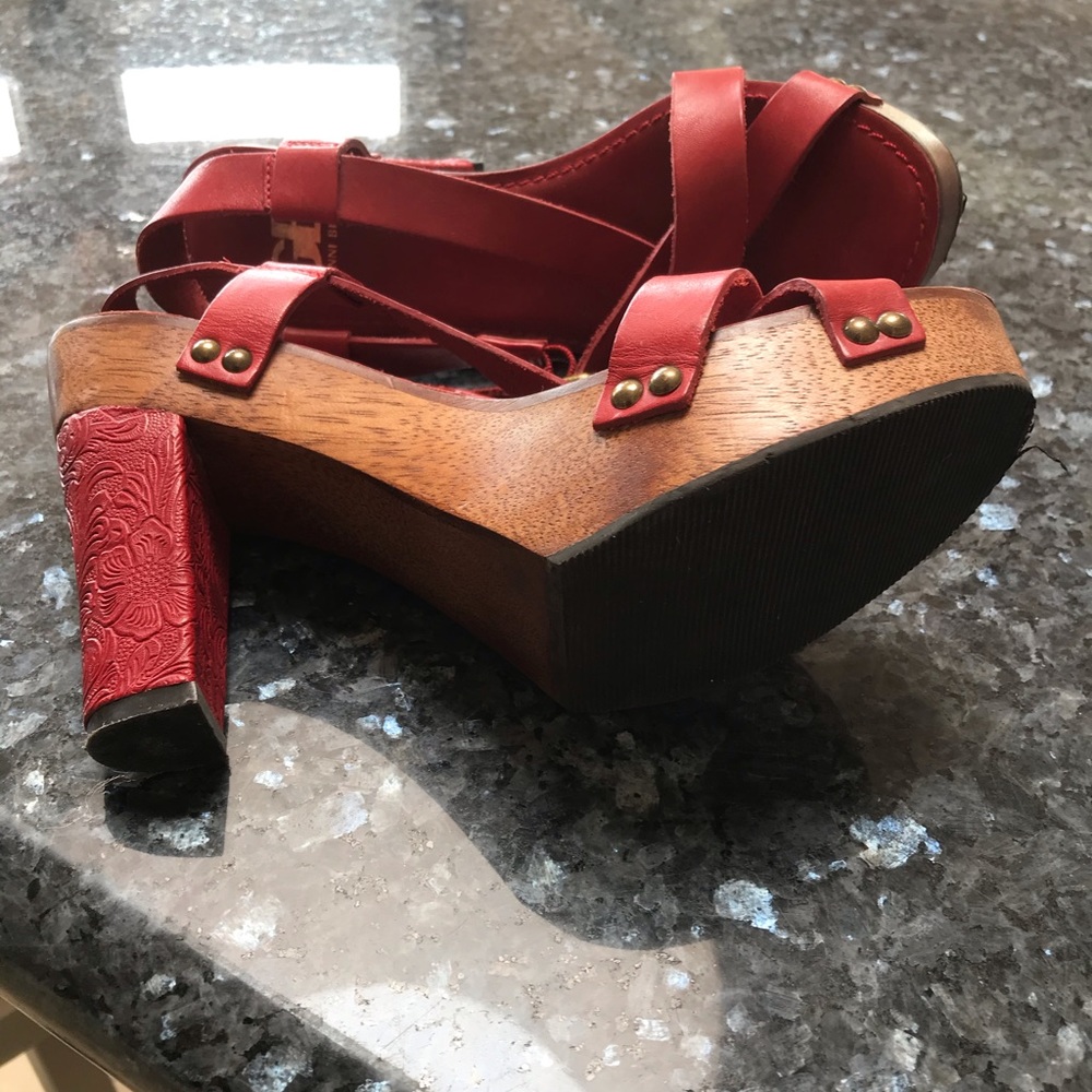 Red Gianni Bini Sandals - Picture 3 of 4